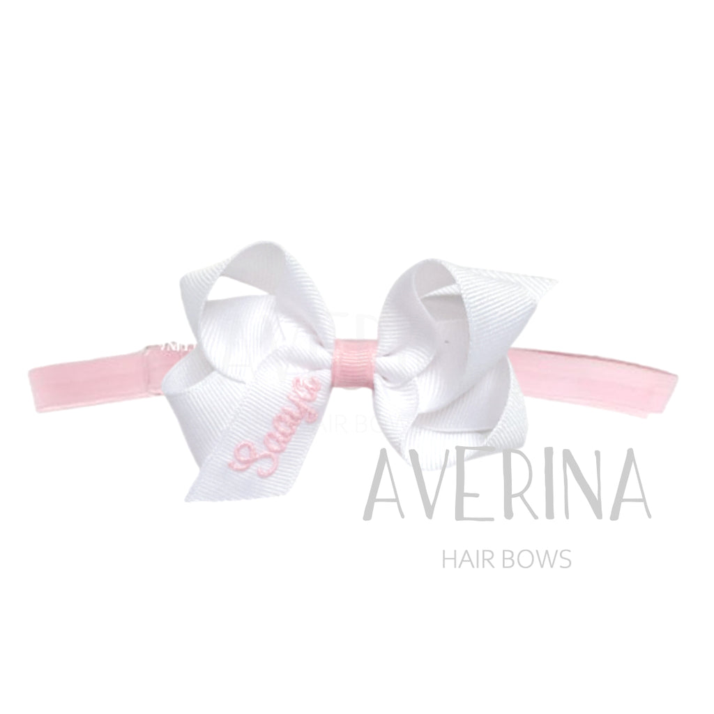 KERI-パフ:M ホワイトxピンク ヘアバンド(フリーサイズ)-お名前刺繍タテ｜AVERINA 名入れヘアアクセ ベビー・キッズ用